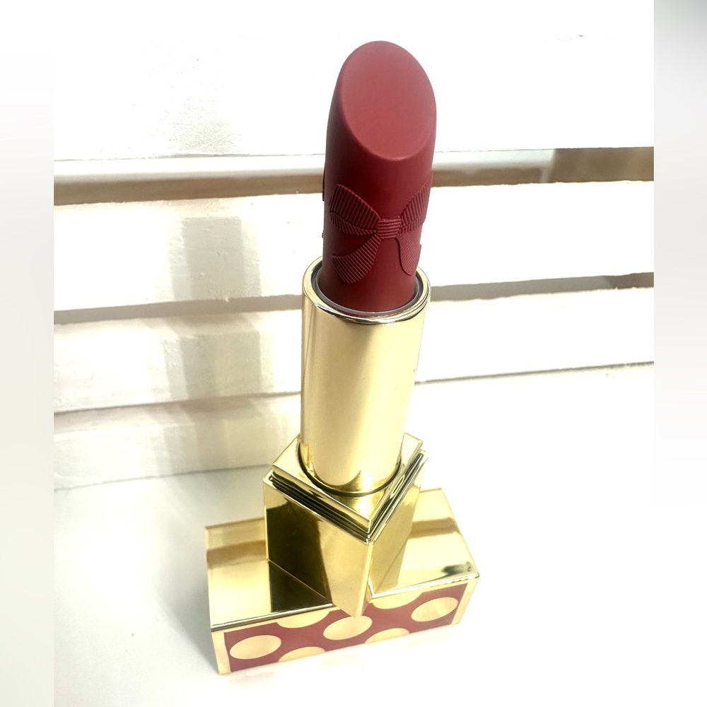 Estée Lauder Limited Edition Pure Color Lipstick in the shade Sneak Peak. - Picture 6 of 9